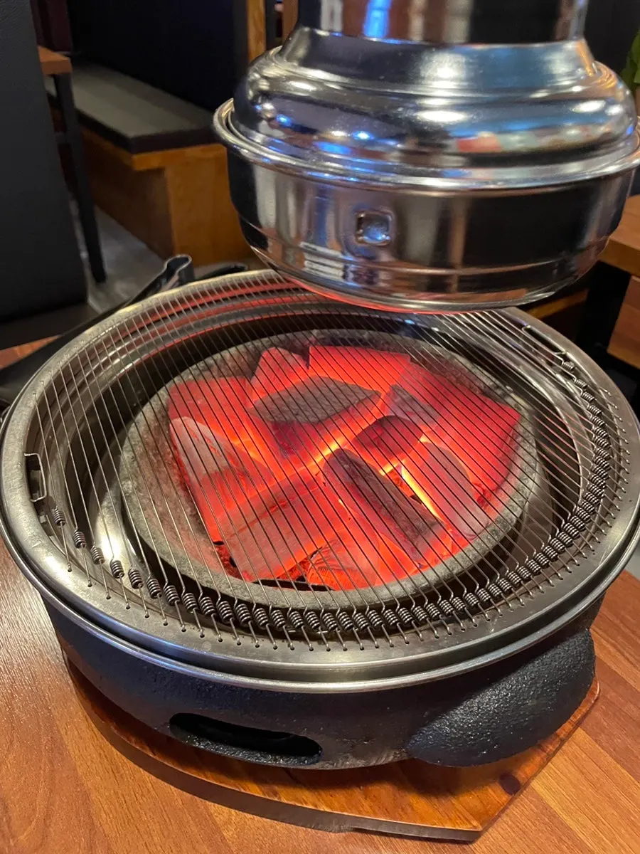 붉게 달아오른 숯불 화로