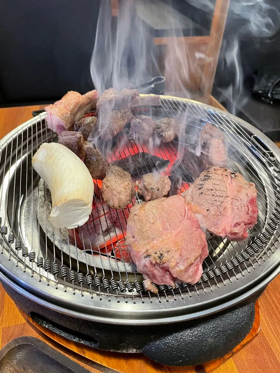 숯불 위에서 익어가는 양고기