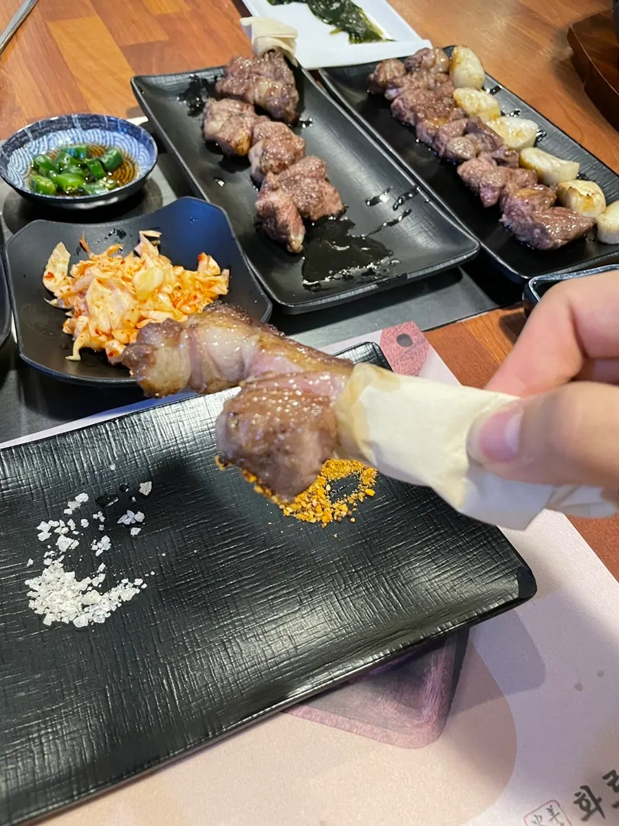 양고기와 소금 향신료 곁들임