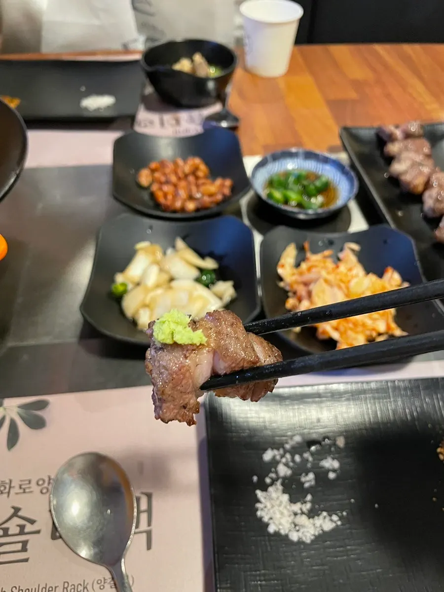 와사비를 올린 숯불 양고기