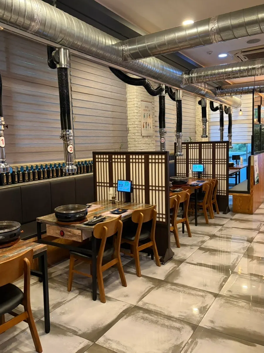 Interior of Hwaro Yangmi with group seating