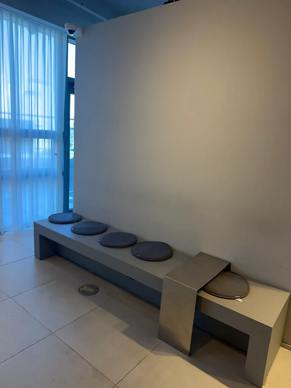 Waiting area for heat treatment inside the salon