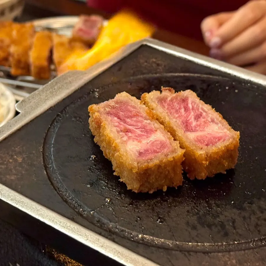 Gyukatsu grilling on a cast-iron plate