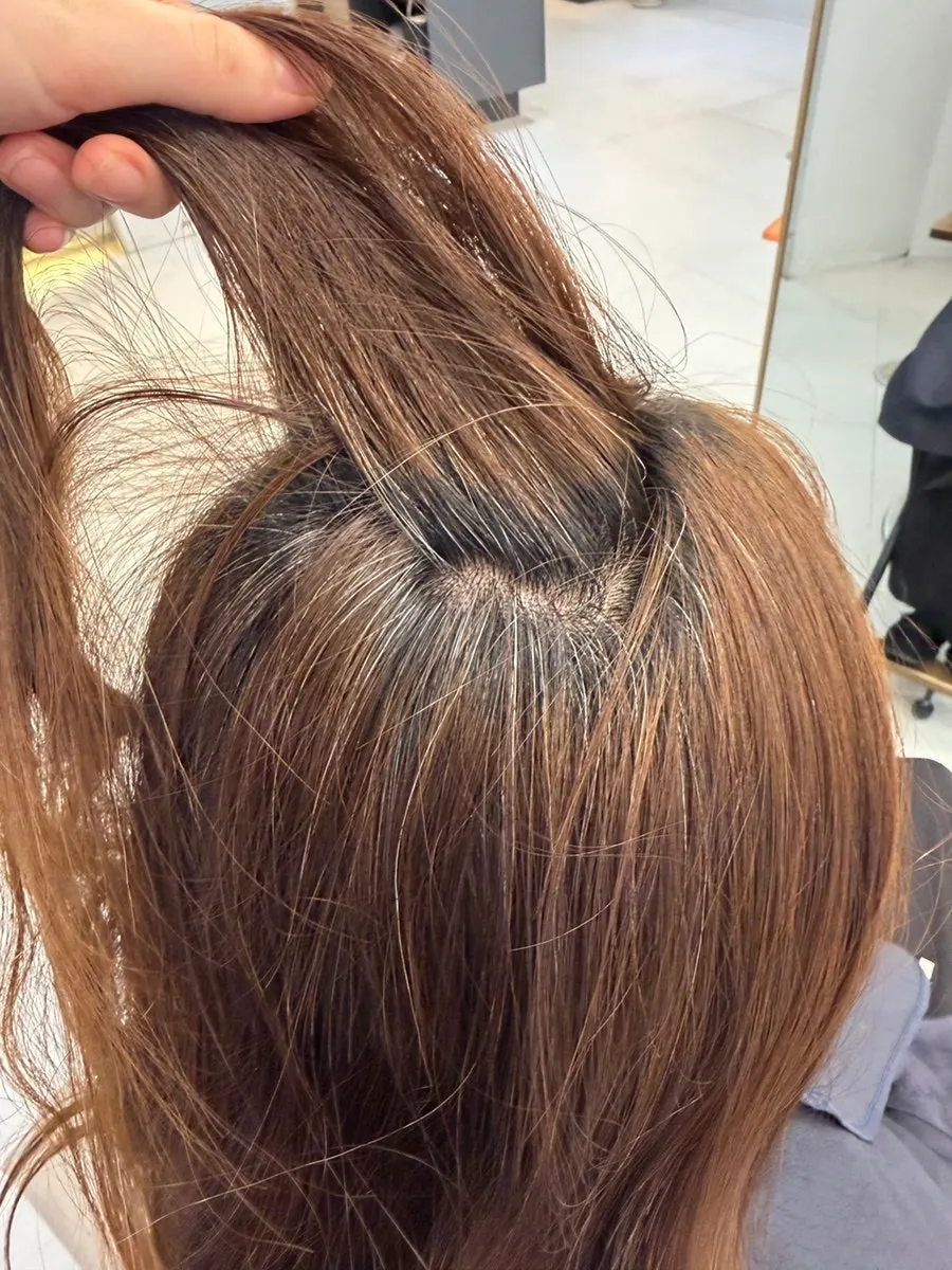 새치가 보이는 염색 전 뿌리