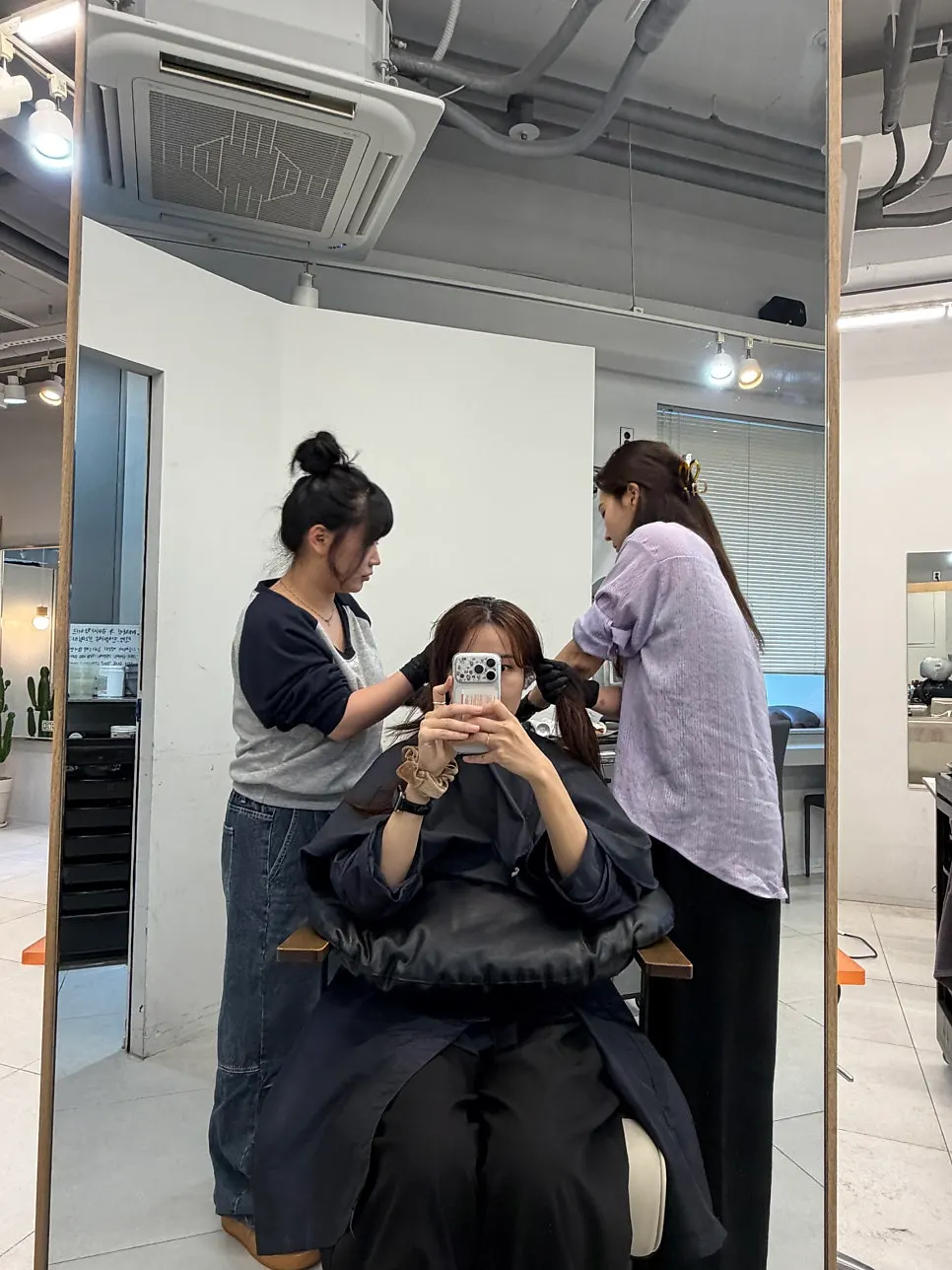 뿌리염색을 진행하는 모습