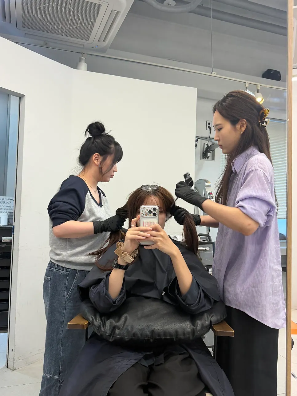 꼼꼼하게 진행 중인 염색 시술