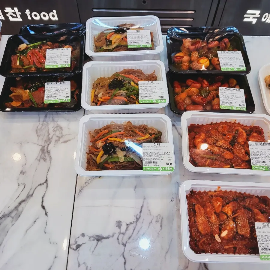 Lightly seasoned side dishes at Gukaechan