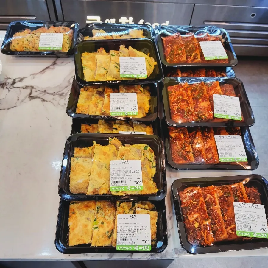 Side dish display counter at Gukaechan