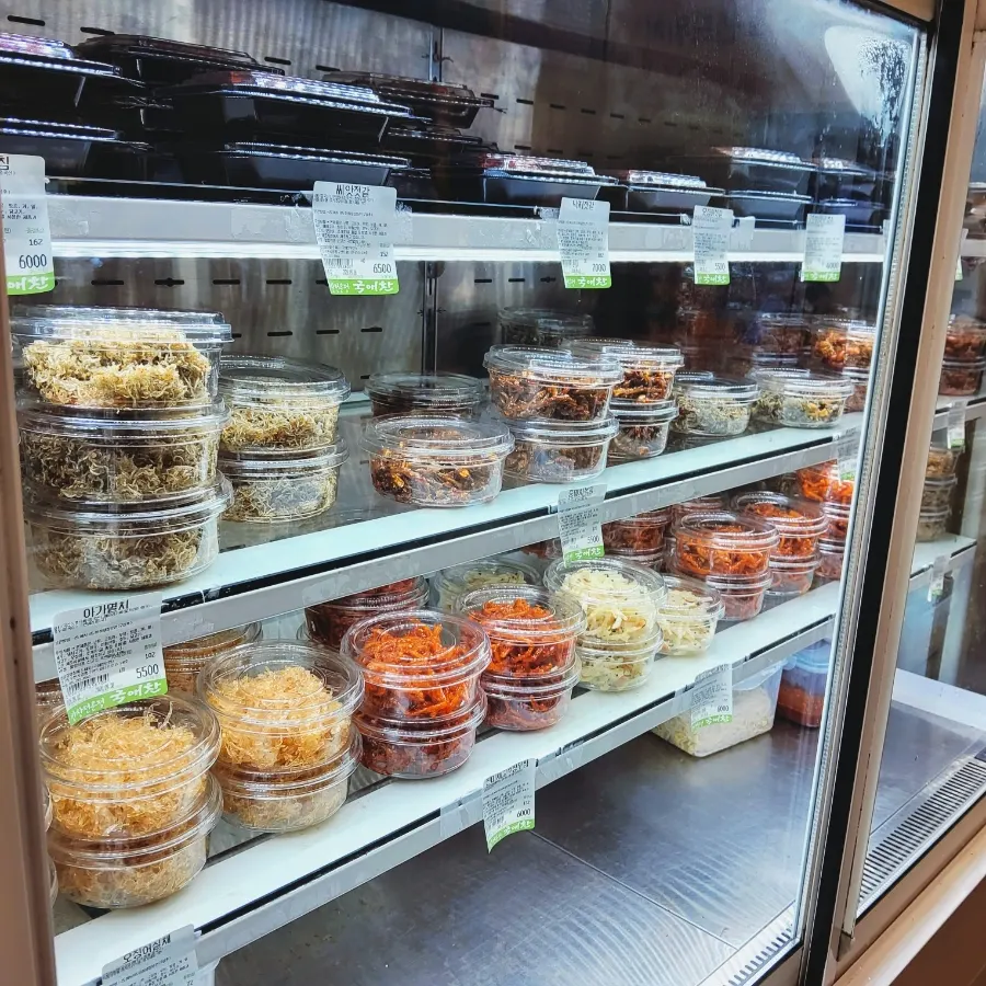 Side dish display at Gukaechan