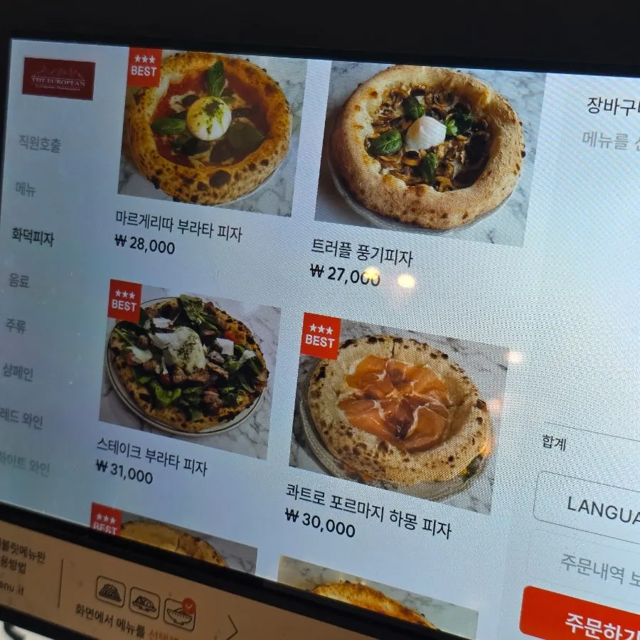 저녁 샹들리에 조명의 2층 공간