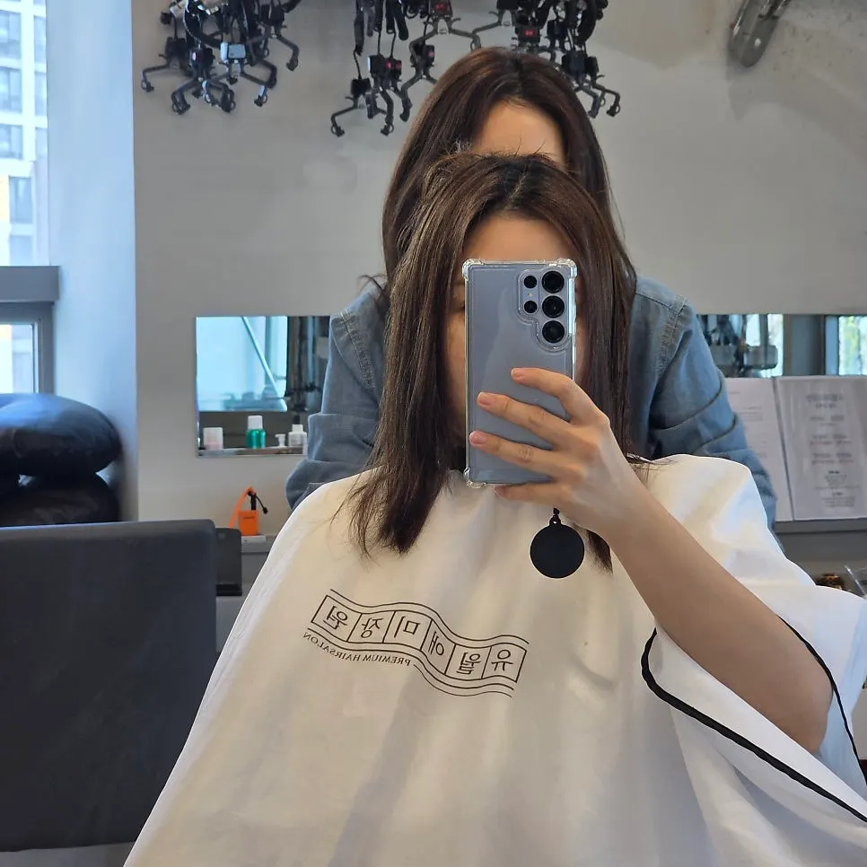 Designer Lara performing the tassel cut