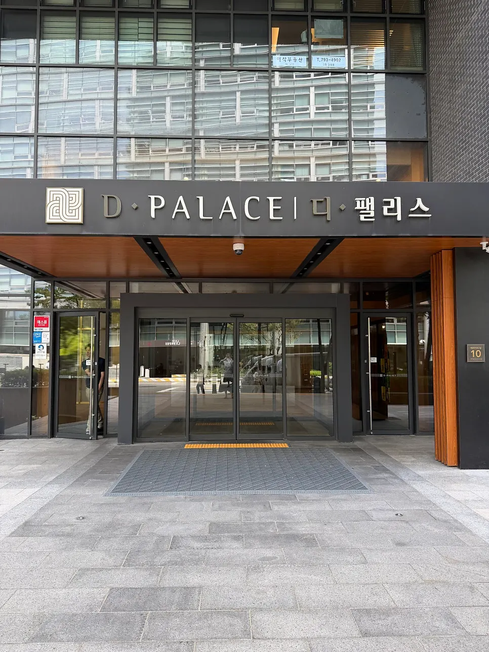 Restaurant area inside Deoksugung D Palace
