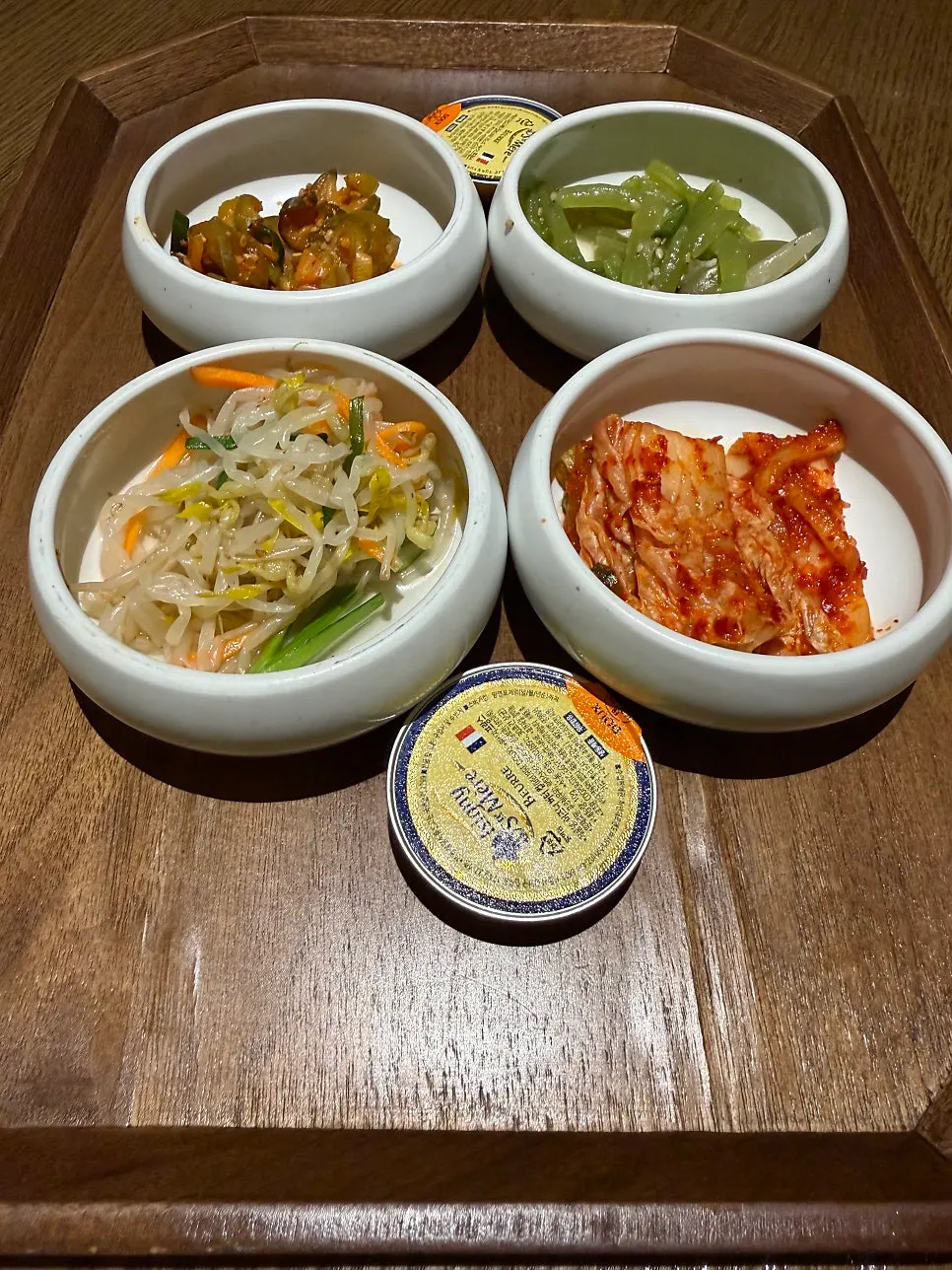 Neatly arranged basic side dishes