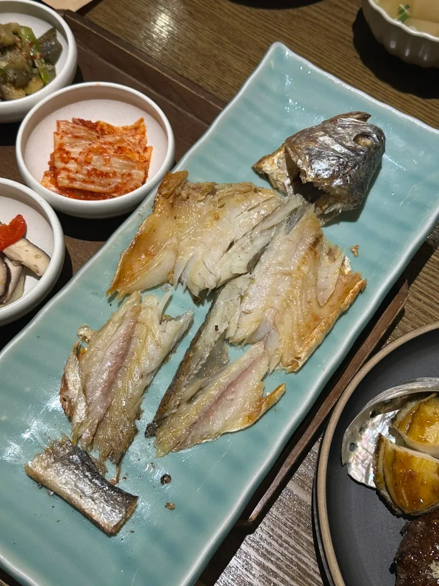 정갈한 반찬과 메인 메뉴 한상