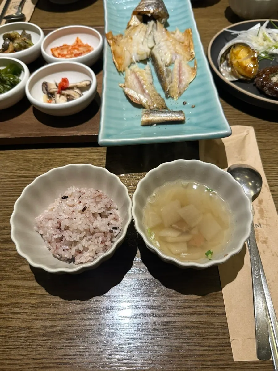 미역줄기와 김치 등 기본 반찬