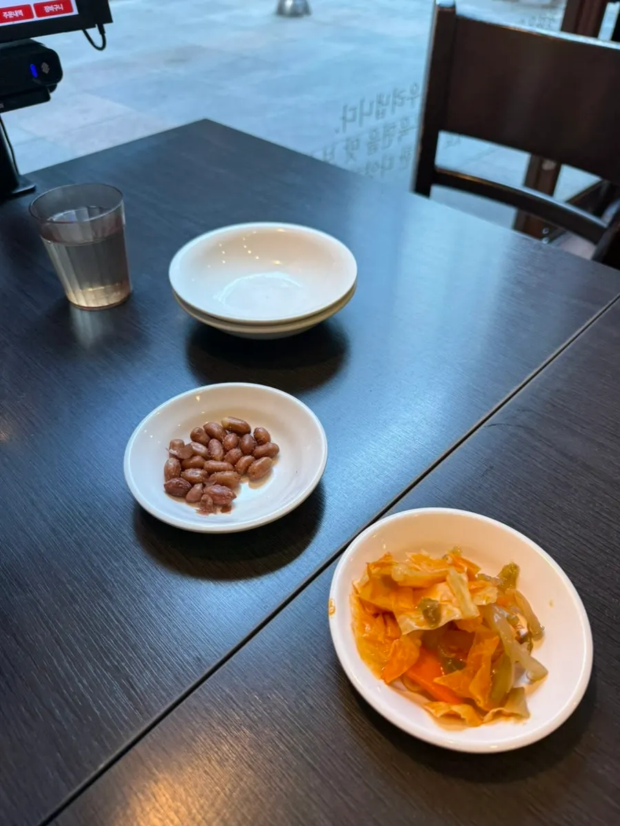 Table setting at Cheonghwa Uyuk Dosakmyeon