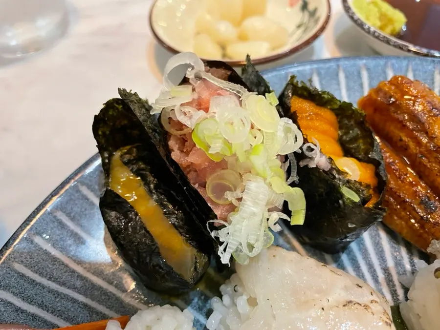 Three kinds of fish gunkan sushi