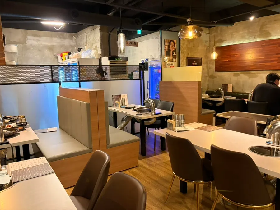Clean, upscale interior atmosphere of the restaurant