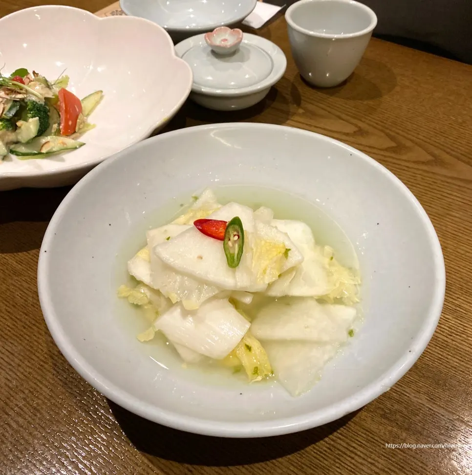 Chicken-breast salad with pine-nut sauce