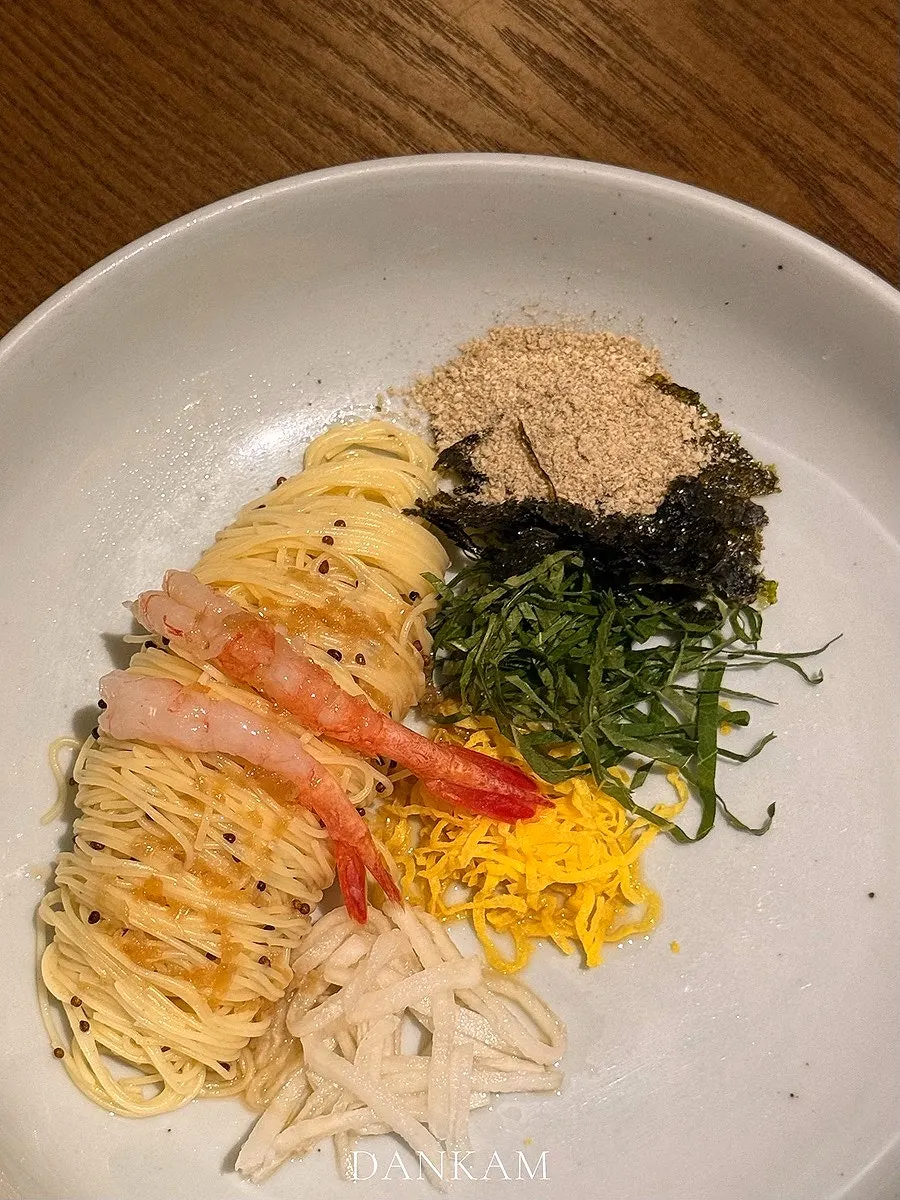 한정식 첫 차림과 서빙 젓가락
