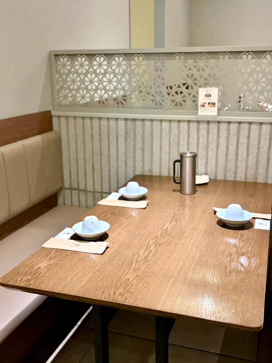 Pencahayaan Modam Dining yang nyaman untuk mengobrol