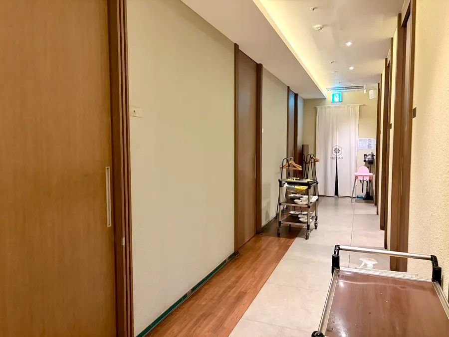 Kursi hall dengan partisi booth