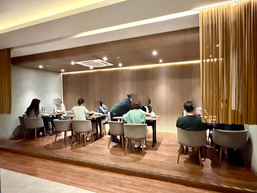 Lorong menuju ruang privat Modam Dining
