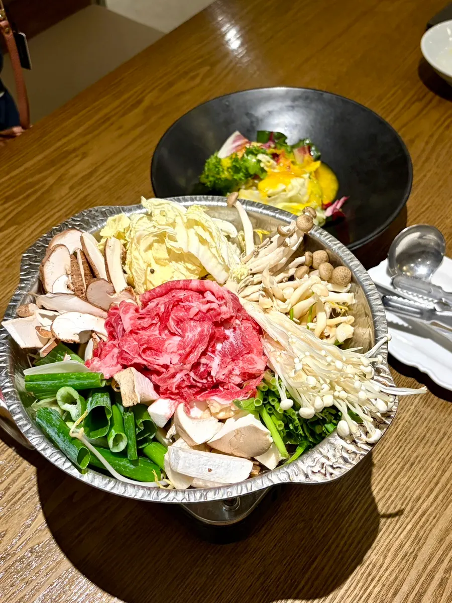 Sobulgogi jeongol jamur dan dolsot bibimbap