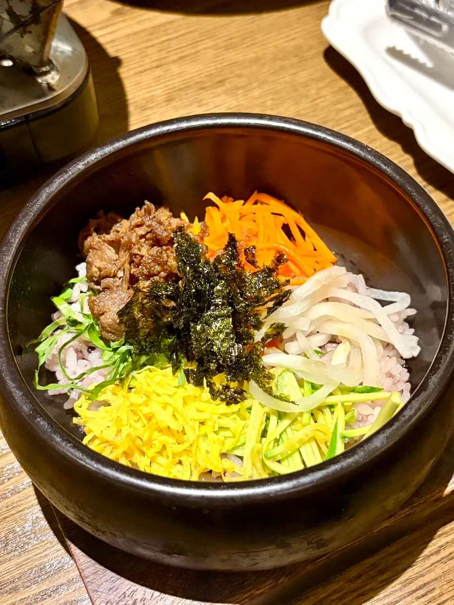 Dolsot bibimbap dengan aneka topping