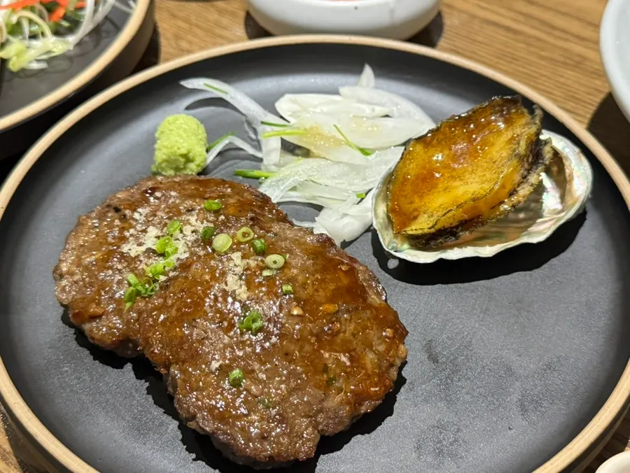 A full table of set-meal main dishes