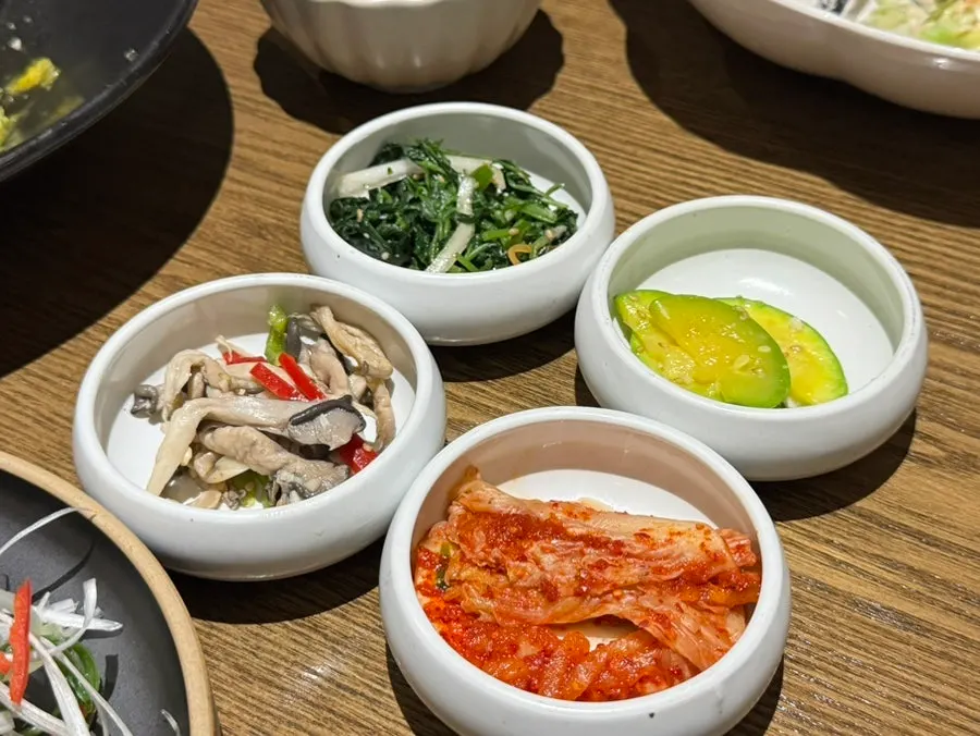 Set-meal main dishes and accompanying dishes