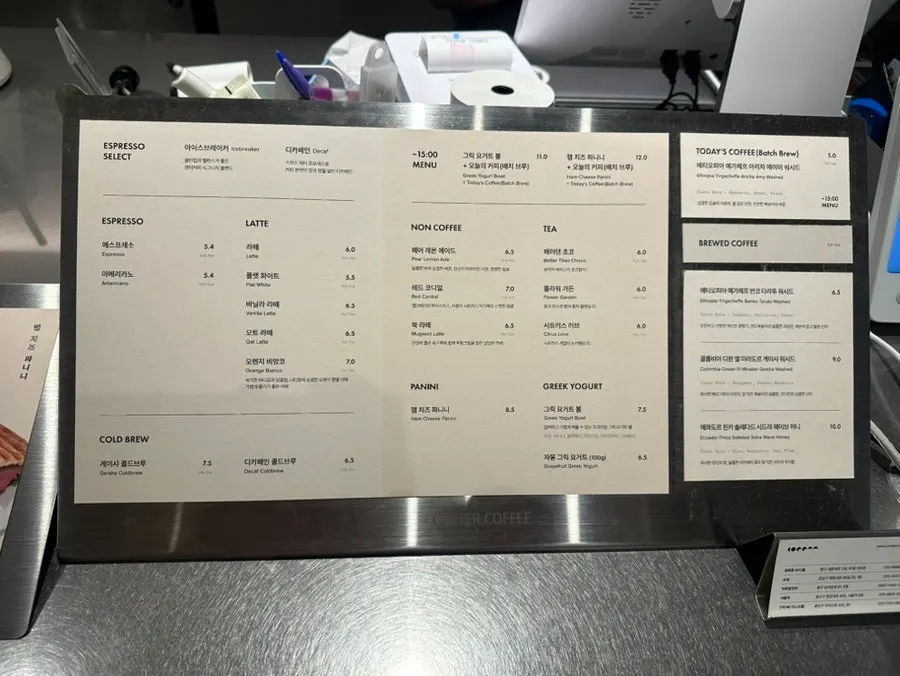 선물용 원두와 드립백 제품 진열