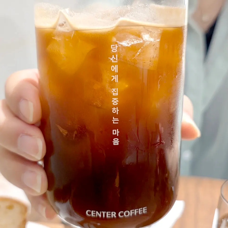 테이블 위 커피잔 클로즈업