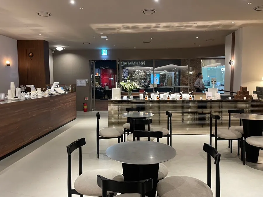 Spacious, comfortable main hall of Center Coffee Gwanghwamun