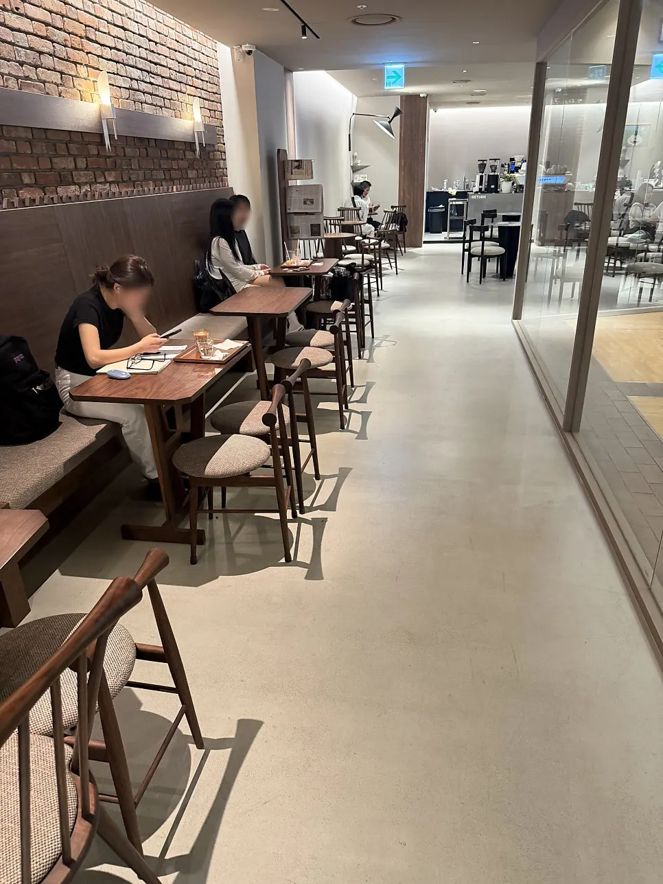 Semi-open seating with partitions