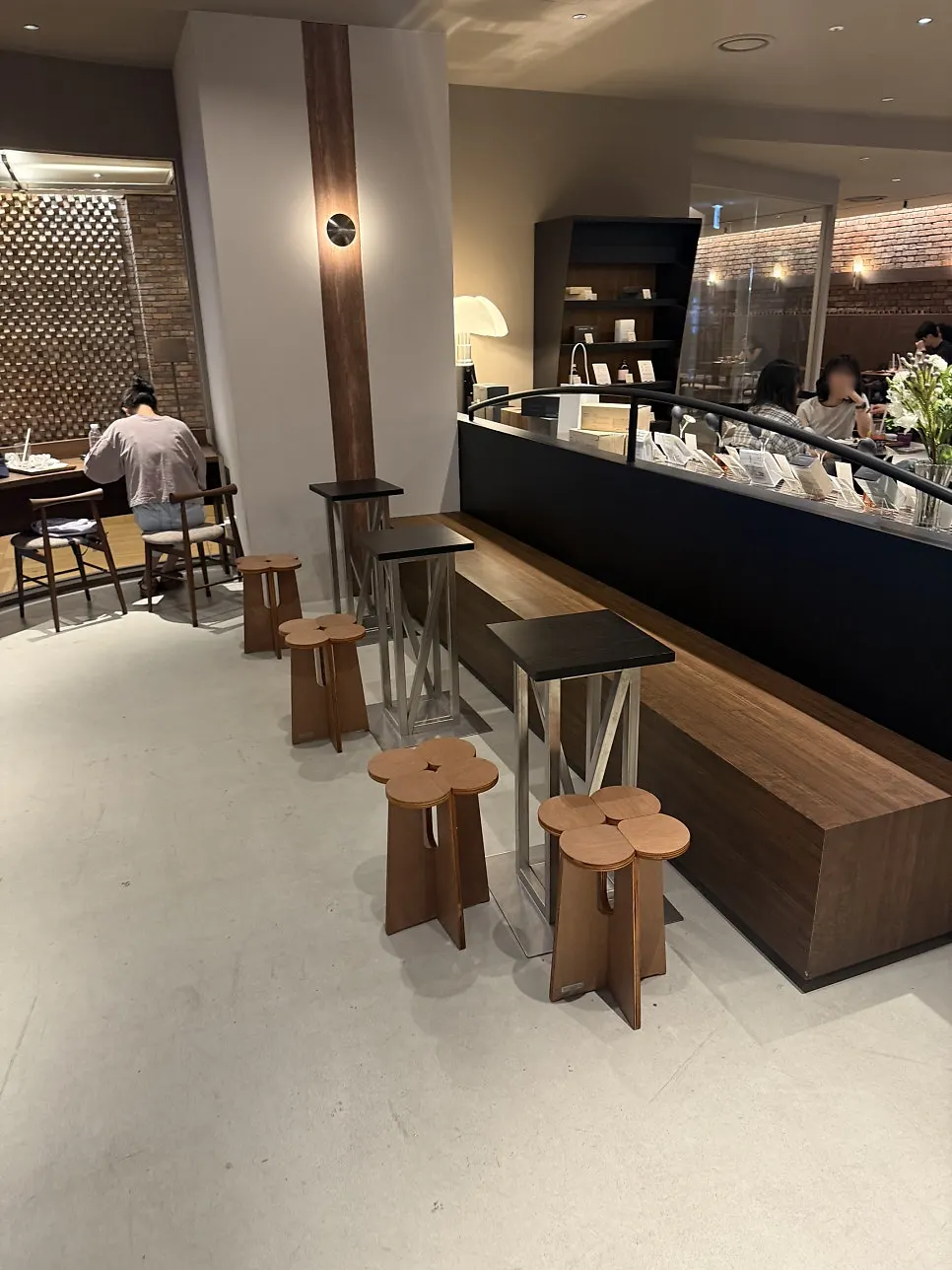 Standing-style bar table seating