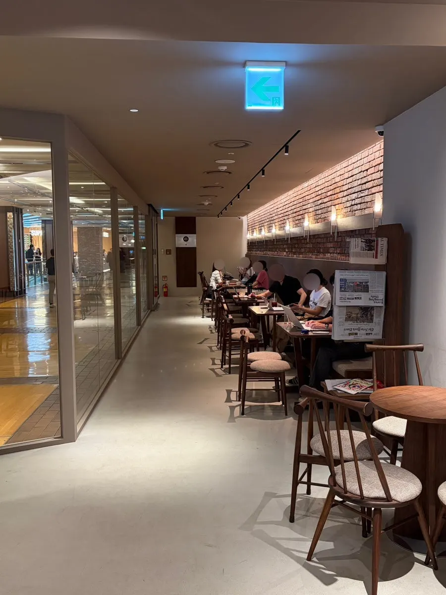 Café seating with counter seats and tables for two or three