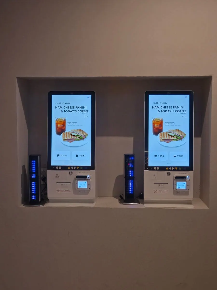 Café dessert display
