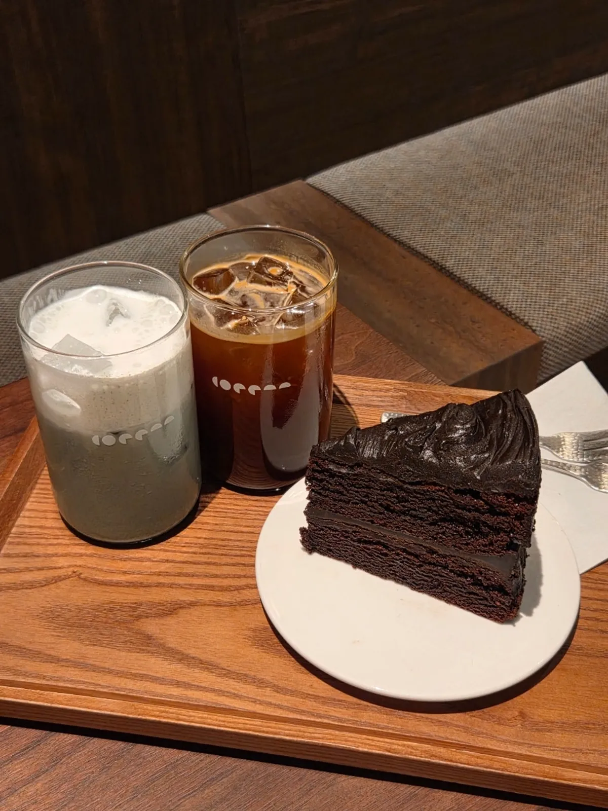 Iced Americano, mugwort latte, and chocolate cake