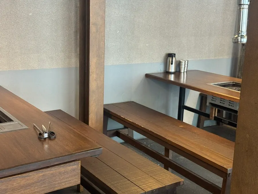 Upscale-feeling dining hall seating