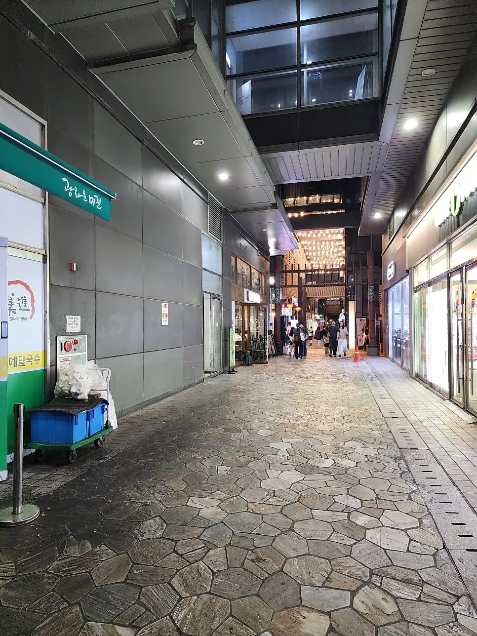 피맛골 골목 안 청화 우육도삭면 입구