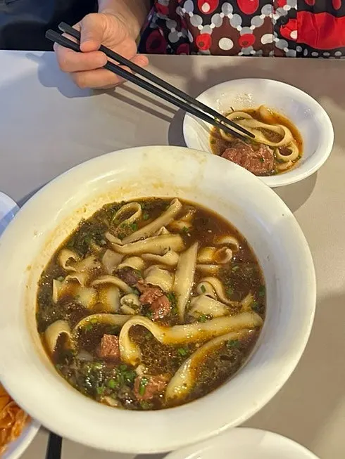 Dosakmyeon noodles lifted with chopsticks