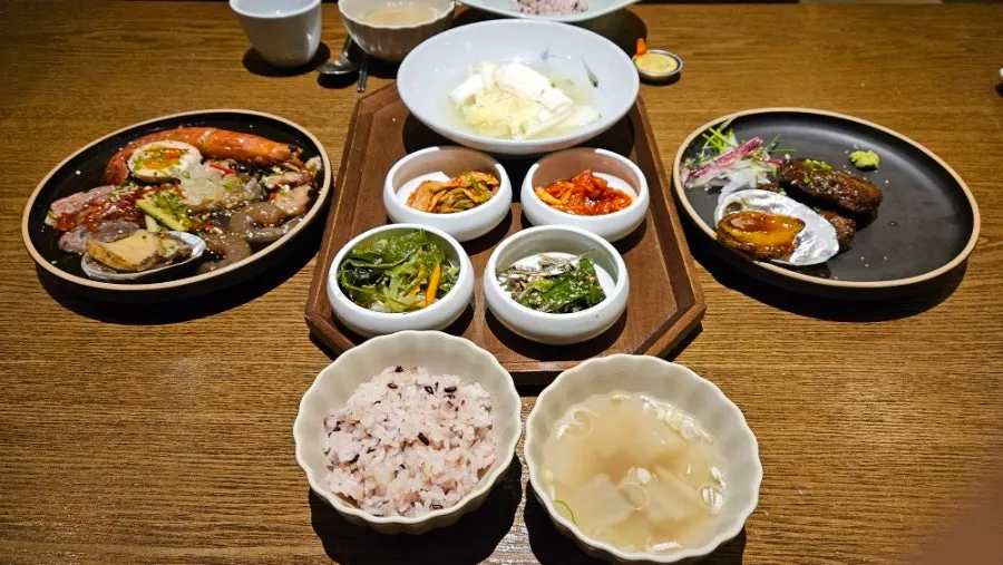 Main set-meal spread at Modam Dining