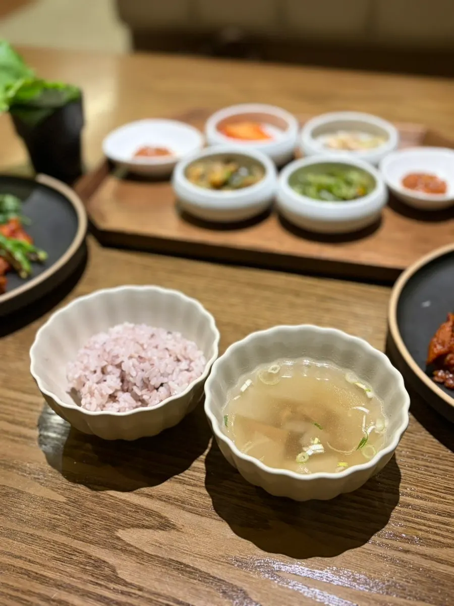 백미밥과 국, 네 가지 찬
