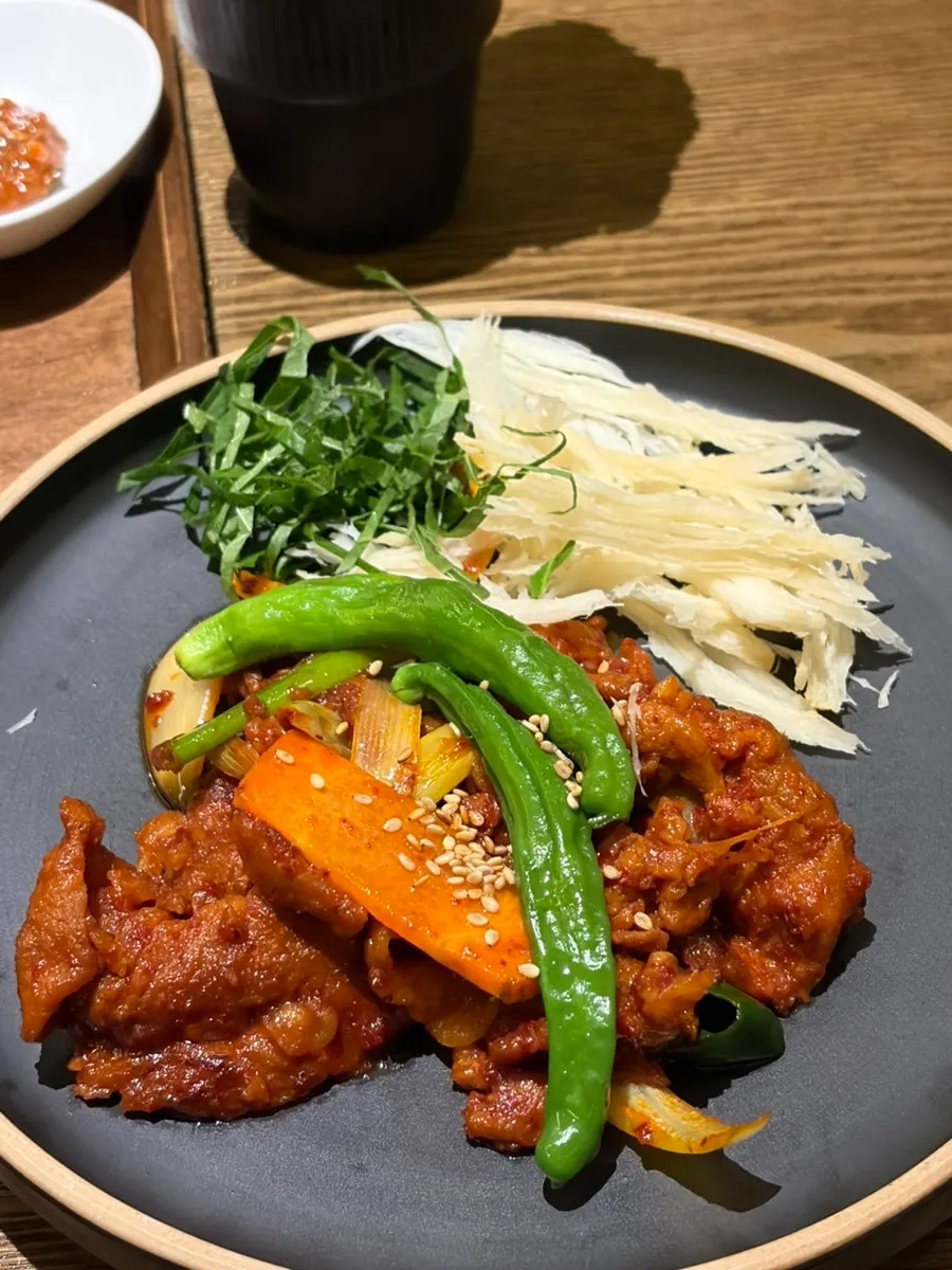 더덕을 곁들인 직화 제육 메인