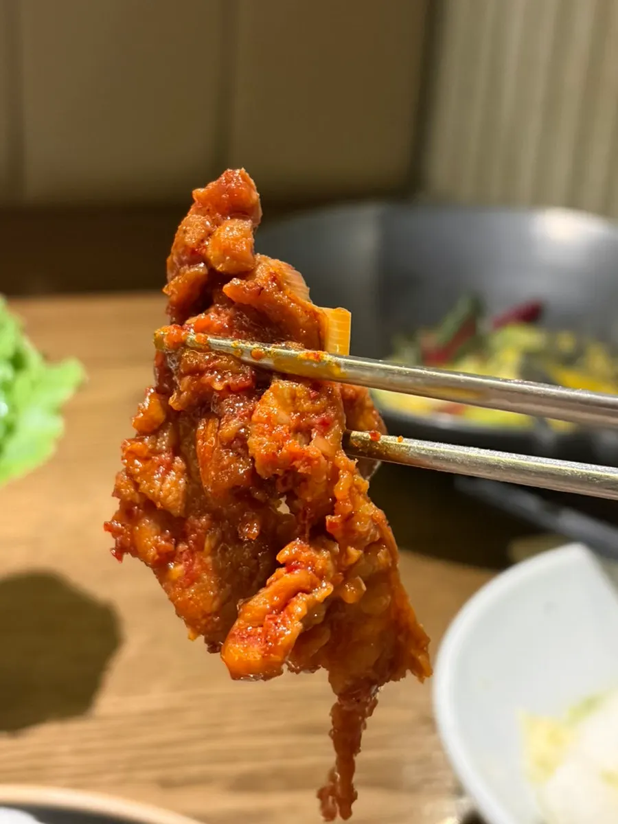 아삭한 더덕을 곁들인 제육