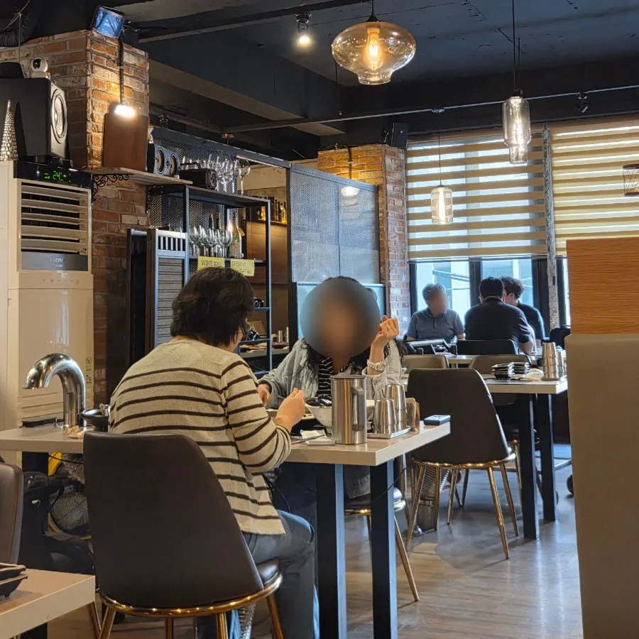 수요일 오후 6시 광화문등심 광화문점 매장 모습