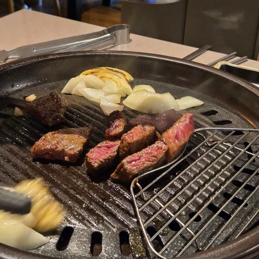 흑우등심 2인분과 함께 차려진 기본 반찬