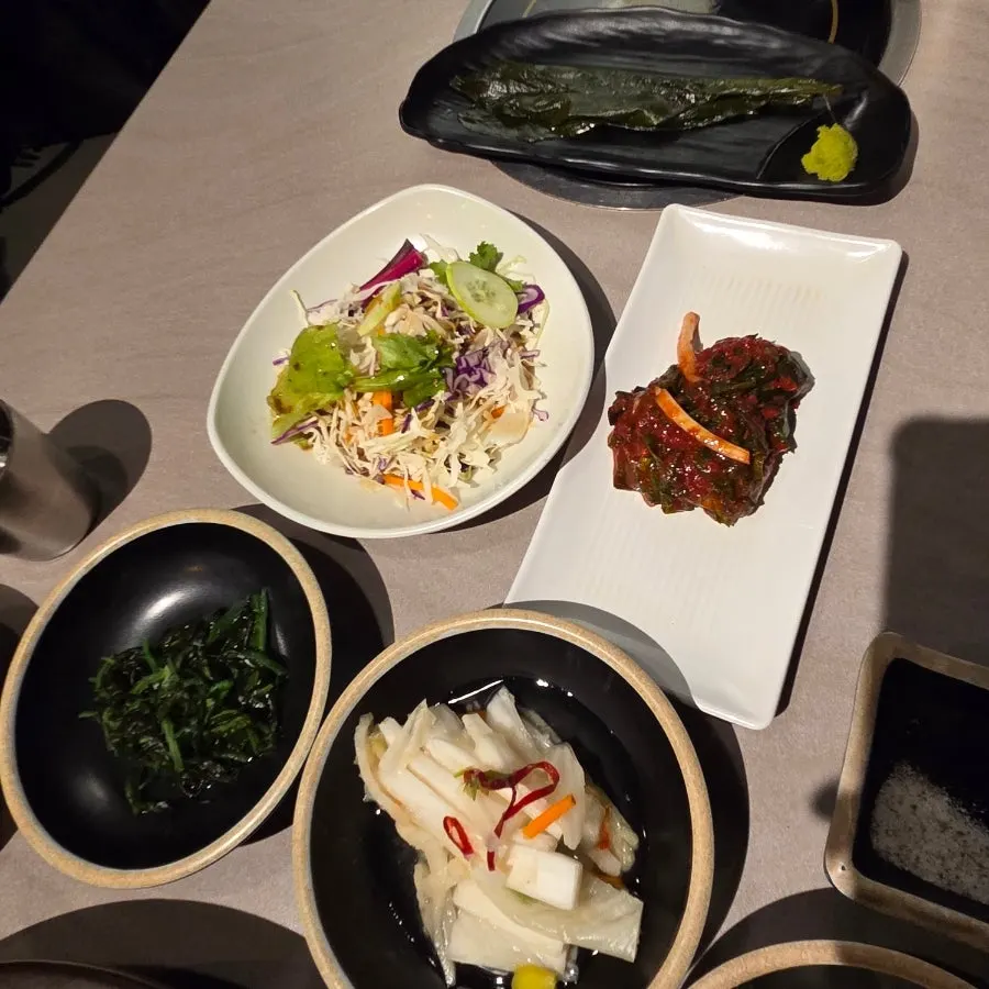 불판 옆에 준비된 소고기 상차림