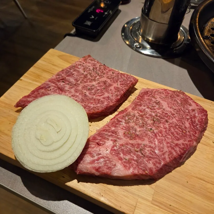마블링이 선명한 흑우등심 생고기 접시